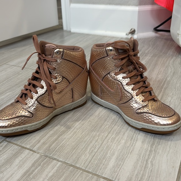 Nike rose gold dunk sky high wedge sneakers - Picture 5 of 7